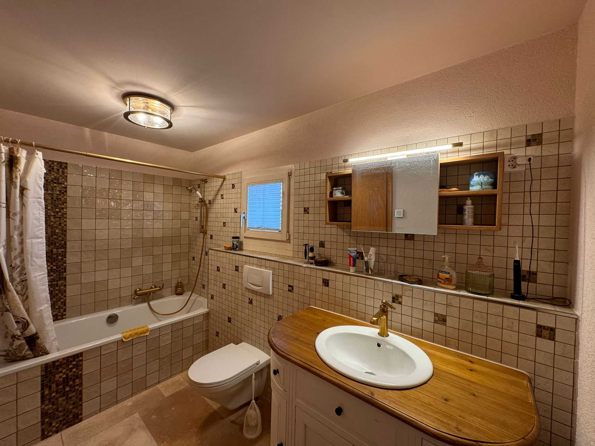 Renoviertes Badezimmer mit Badewanne